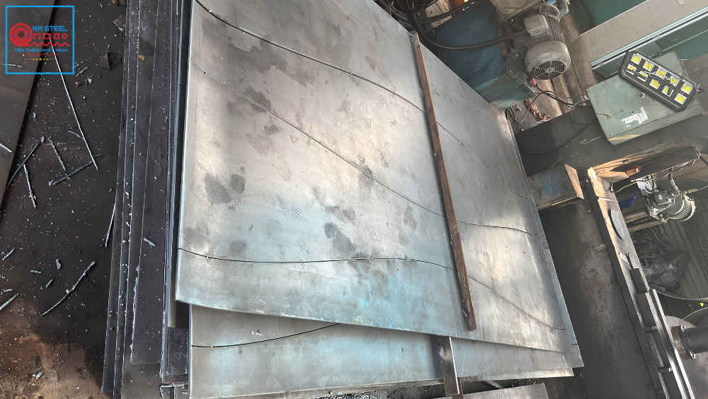 Địa Chỉ Cắt Tôn Tấm Theo Quy Cách Ở Đâu? Cập Nhật Bảng Giá 2 Địa Chỉ Cắt Tôn Tấm Theo Quy Cách Ở Đâu? Cập Nhật Bảng Giá